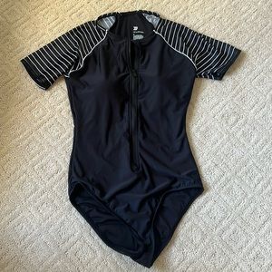 (NEVER BEEN WORN) padded M all in motion full peice bathing suit!  🩱 🖤🤍